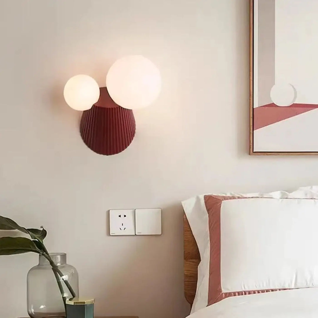 Applique murale original avec support canelé et 2 boules blanches

