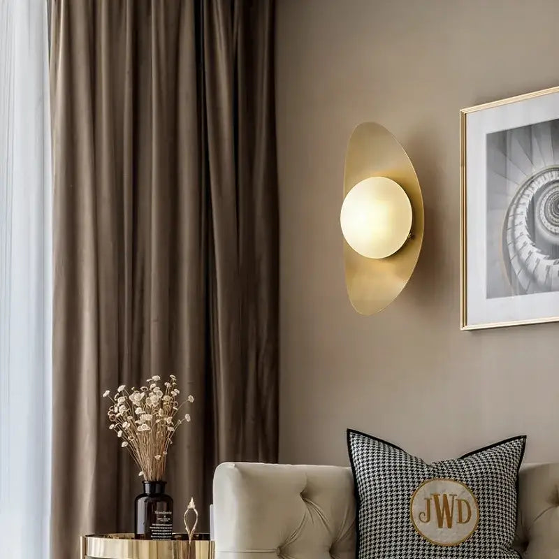 Applique Murale Ovale Dorée Avec Une Boule Blanche