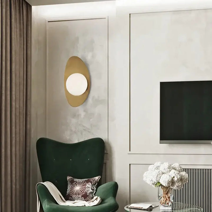 Applique Murale Ovale Dorée Avec Une Boule Blanche