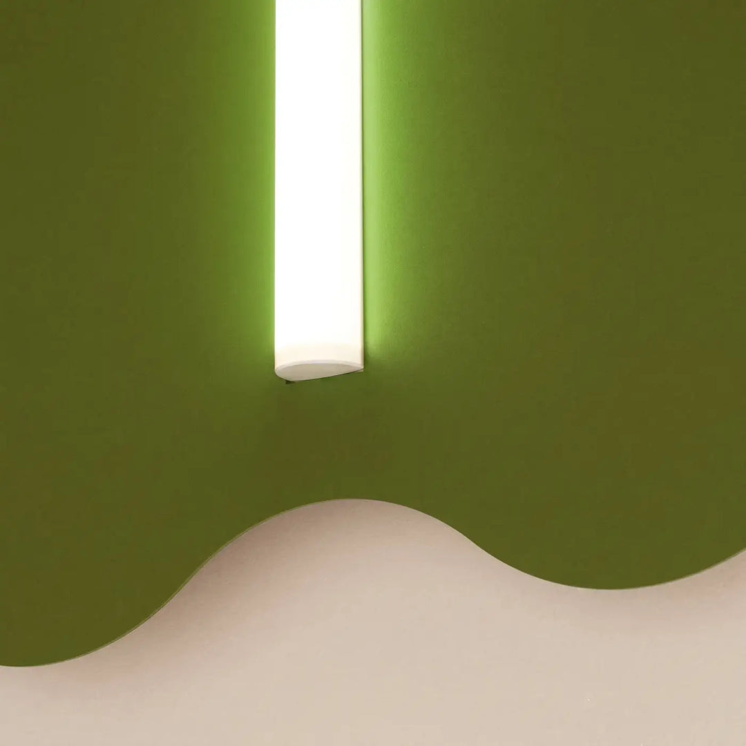 Applique murale KLOVER vert olive allumée, détail du tube