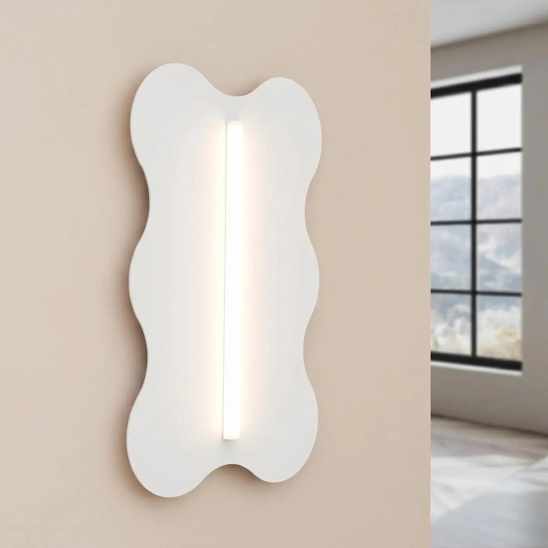 Applique murale KLOVER blanc allumée, posée au mur