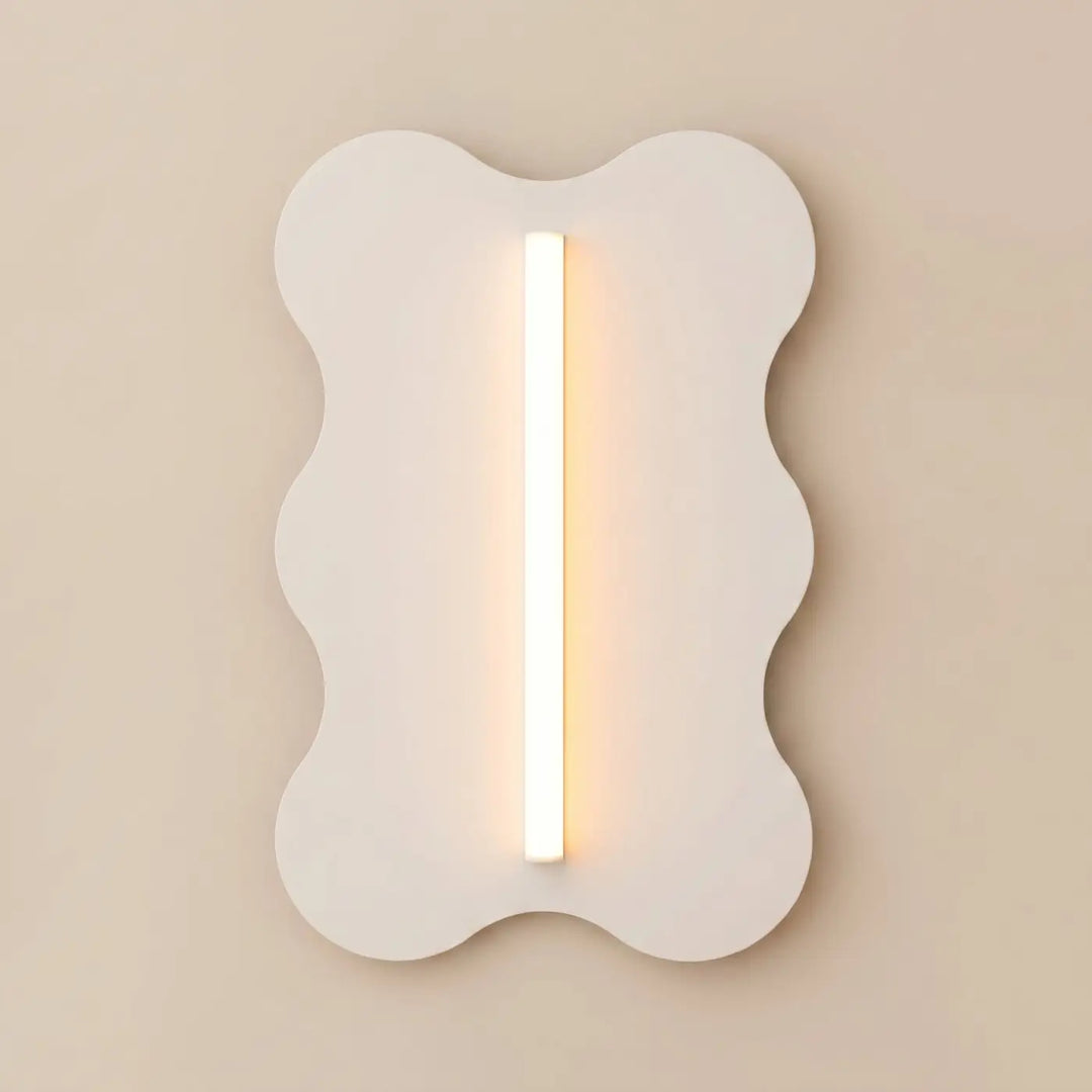 Applique murale KLOVER beige allumée, vue de face