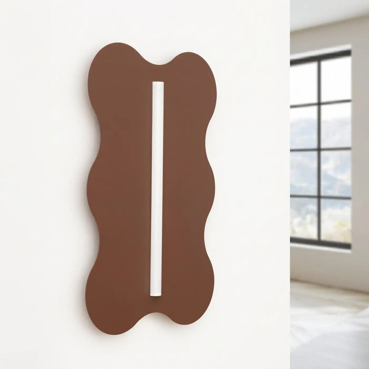 Applique murale KLOVER marron éteinte, posée au mur