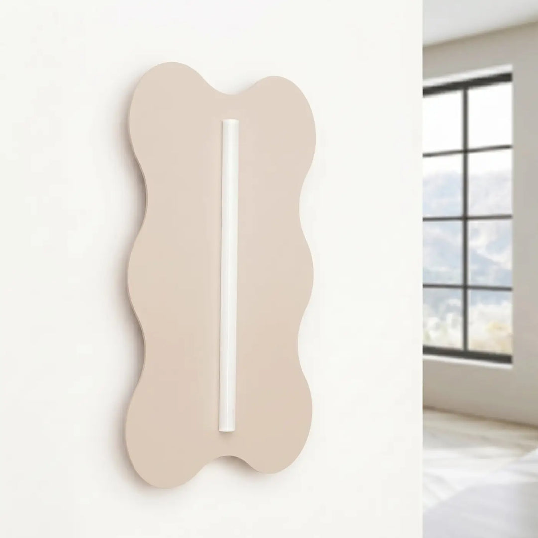 Applique murale KLOVER beige éteinte, posée au mur