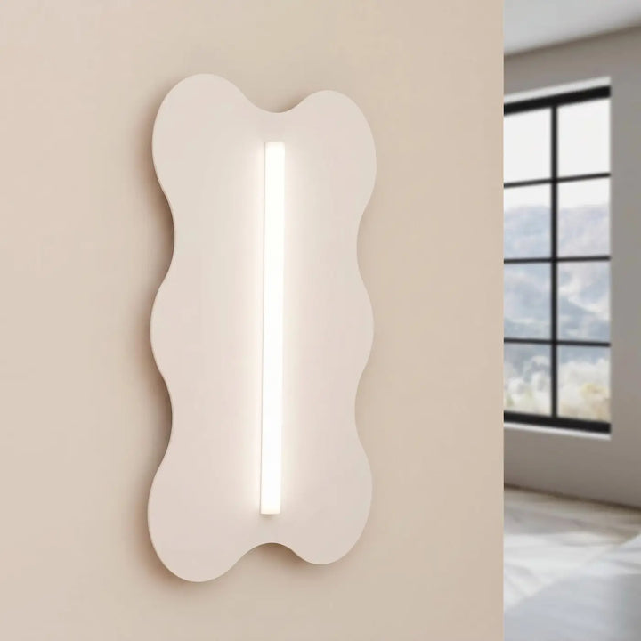 Applique murale KLOVER beige allumée, posée au mur