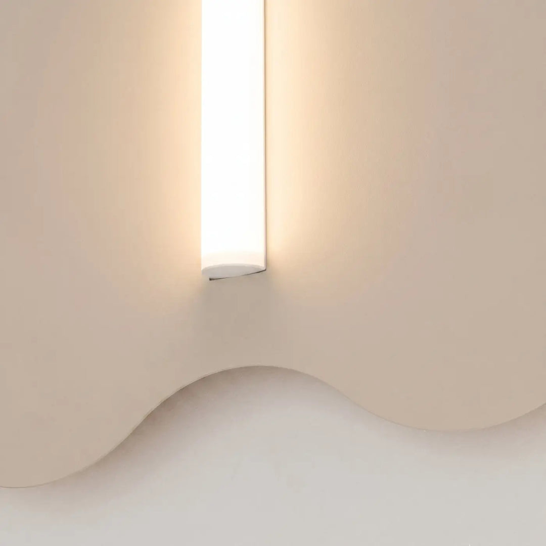 Applique murale KLOVER beige allumée, détail du tube
