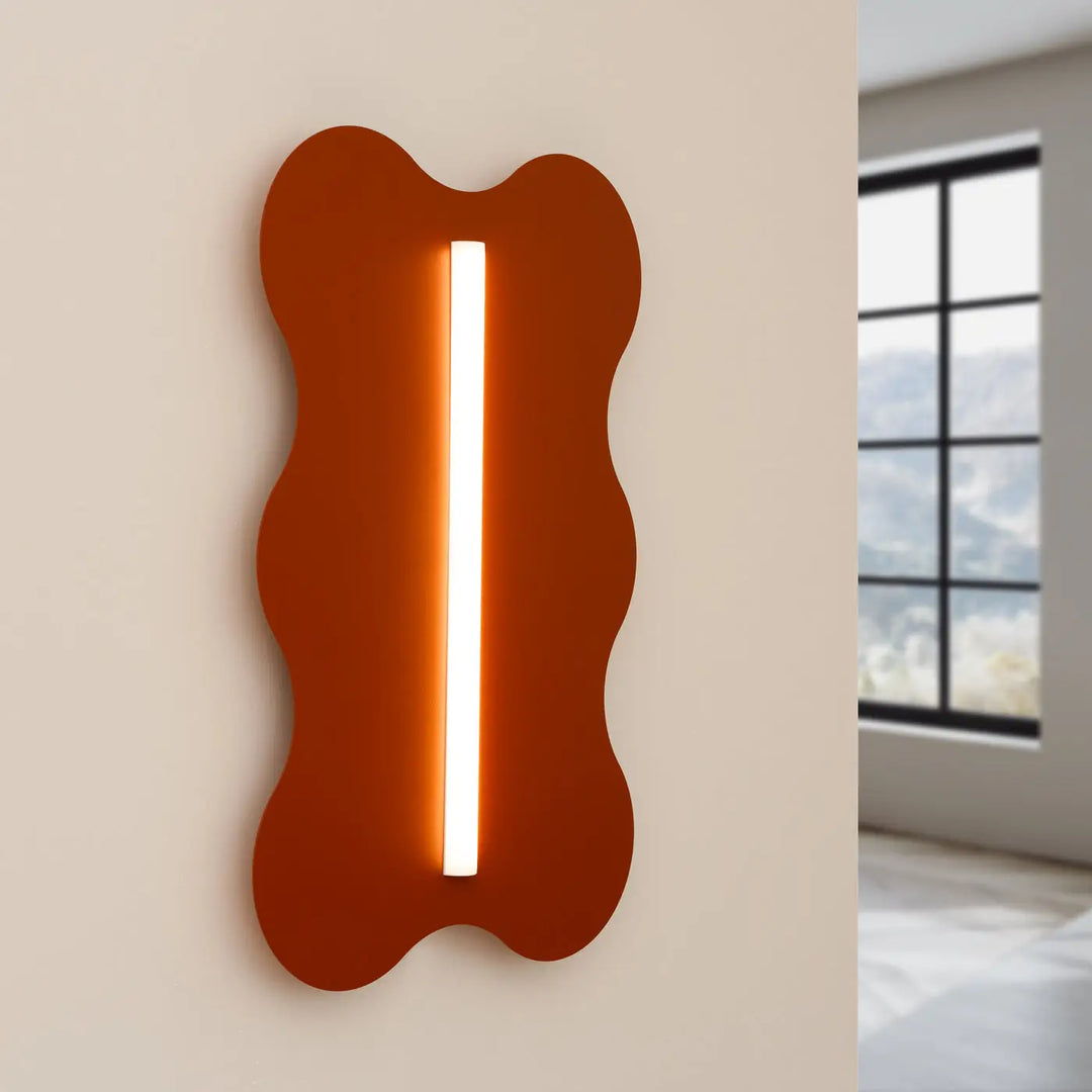 Applique murale KLOVER ocre rouge allumée, posée au mur