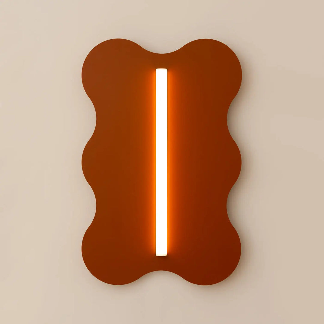Applique murale KLOVER ocre rouge allumée, vue de face