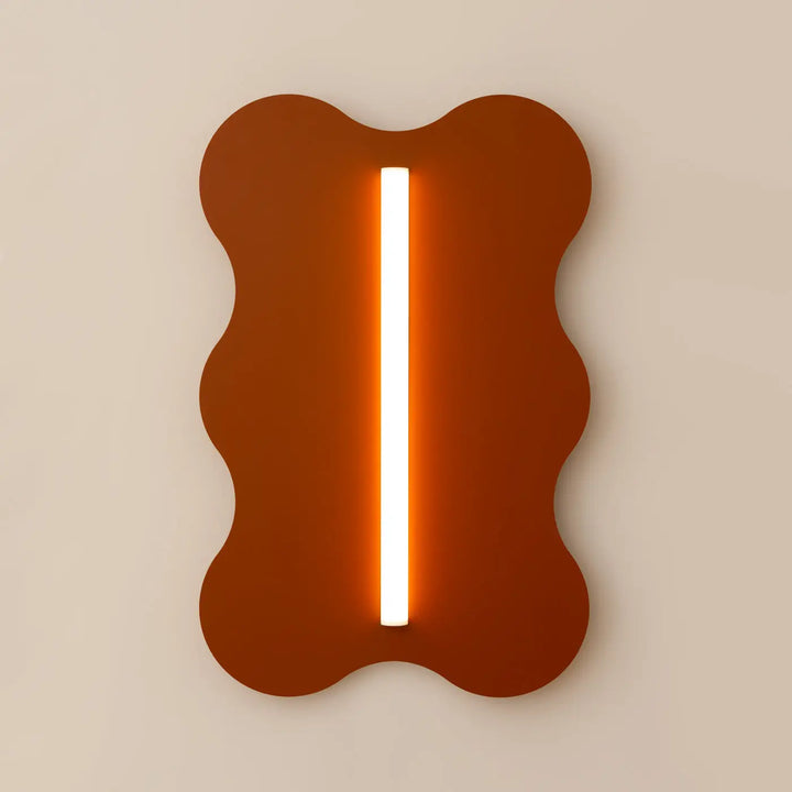 Applique murale KLOVER ocre rouge allumée, vue de face