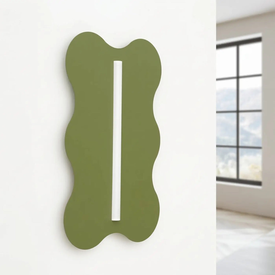 Applique murale KLOVER vert olive éteinte, posée au mur