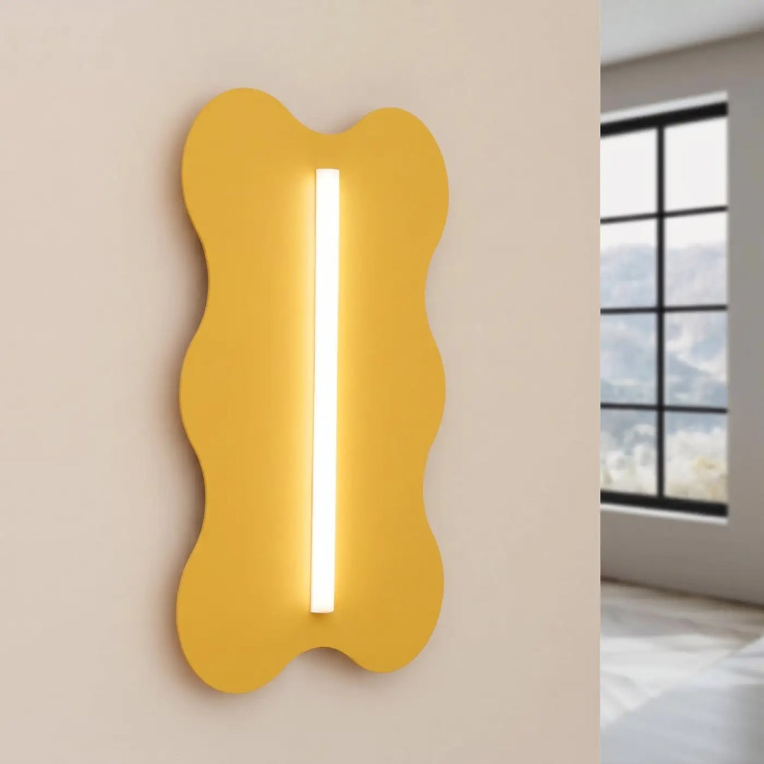 Applique murale KLOVER jaune allumée, posée au mur