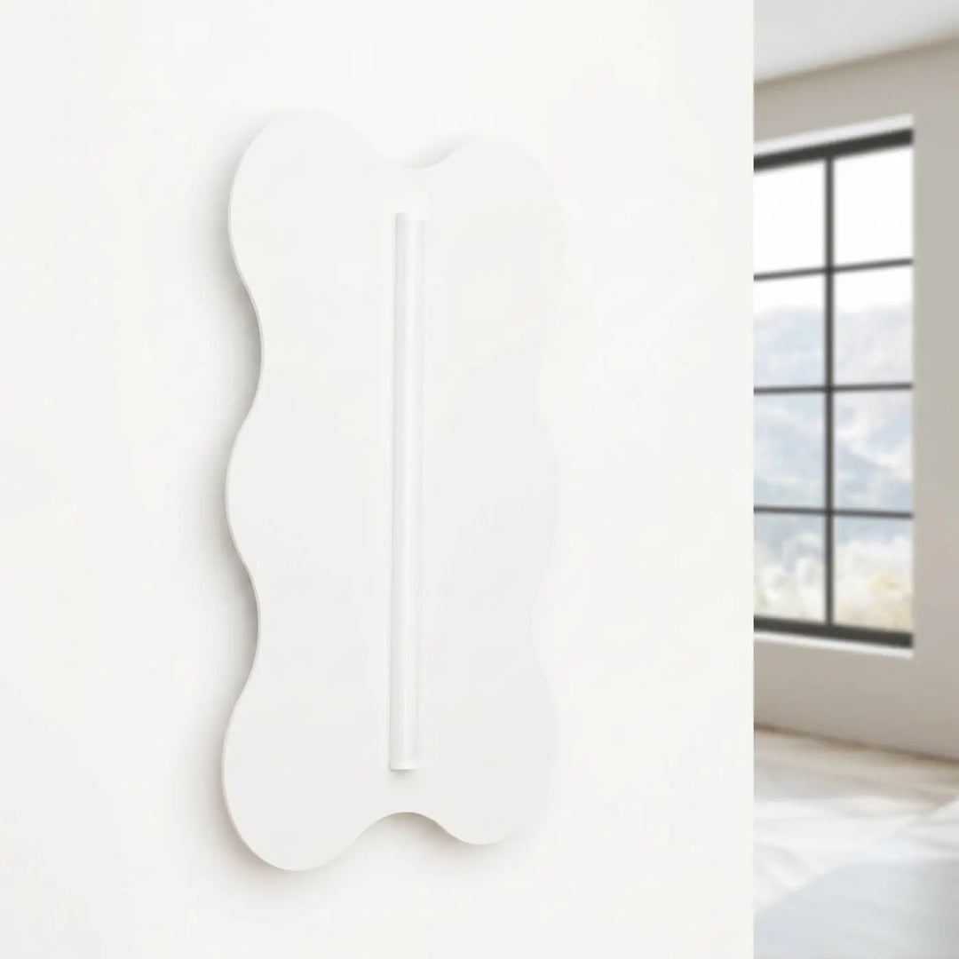 Applique murale KLOVER blanc éteinte, posée au mur