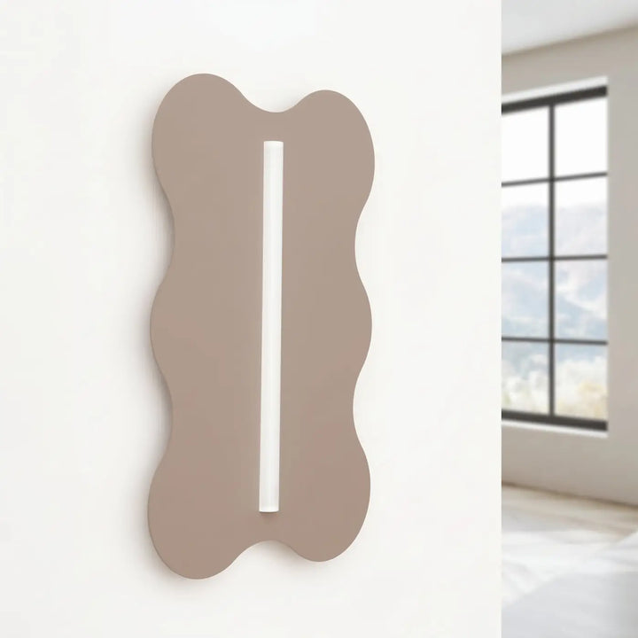 Applique murale KLOVER taupe éteinte, posée au mur