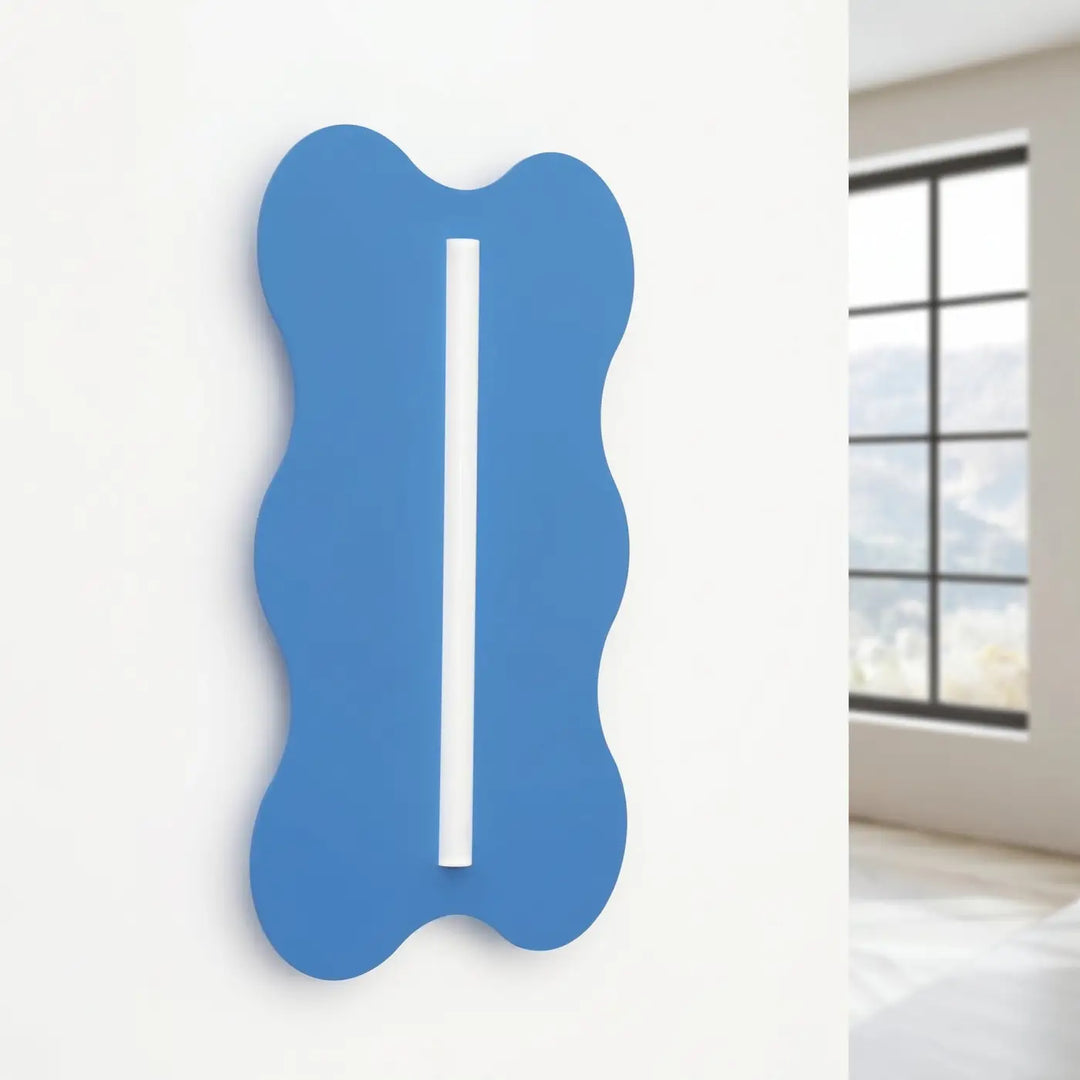 Applique murale KLOVER bleu clair éteinte, posée au mur
