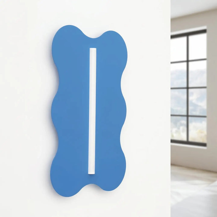 Applique murale KLOVER bleu clair éteinte, posée au mur