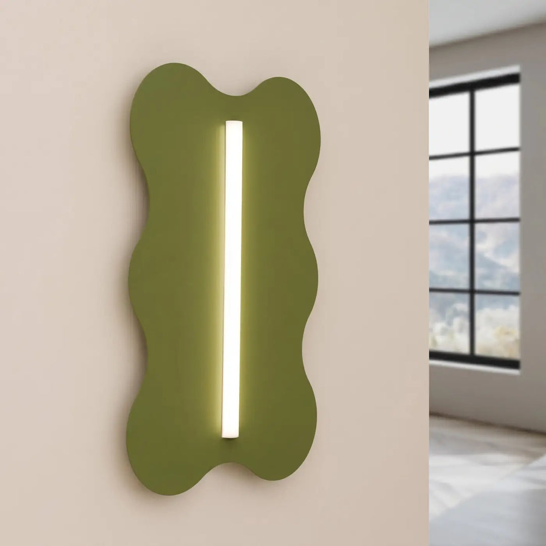 Applique murale KLOVER vert olive allumée, posée au mur