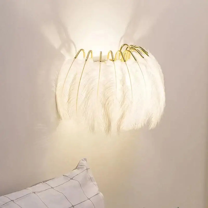Applique murale à plumes blanches et support doré

