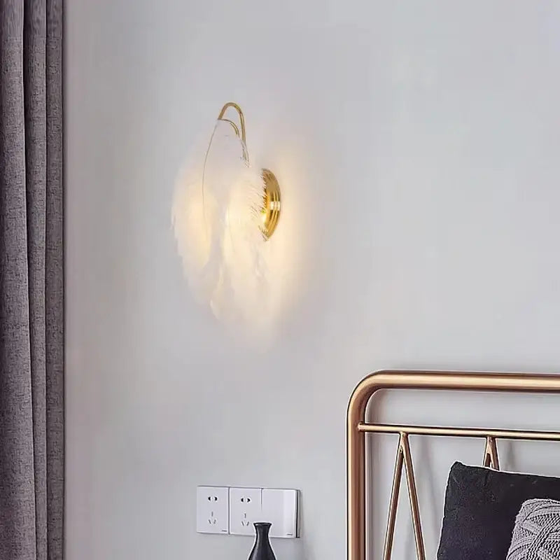 Applique murale à plumes blanches et support doré

