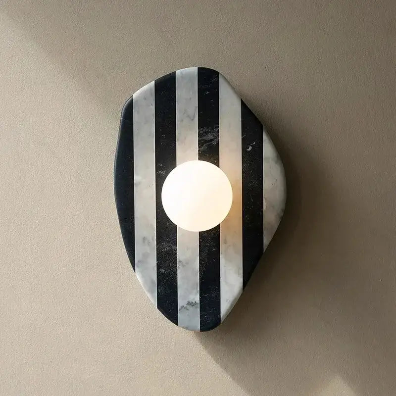 Applique murale rayé en noir et blanc

