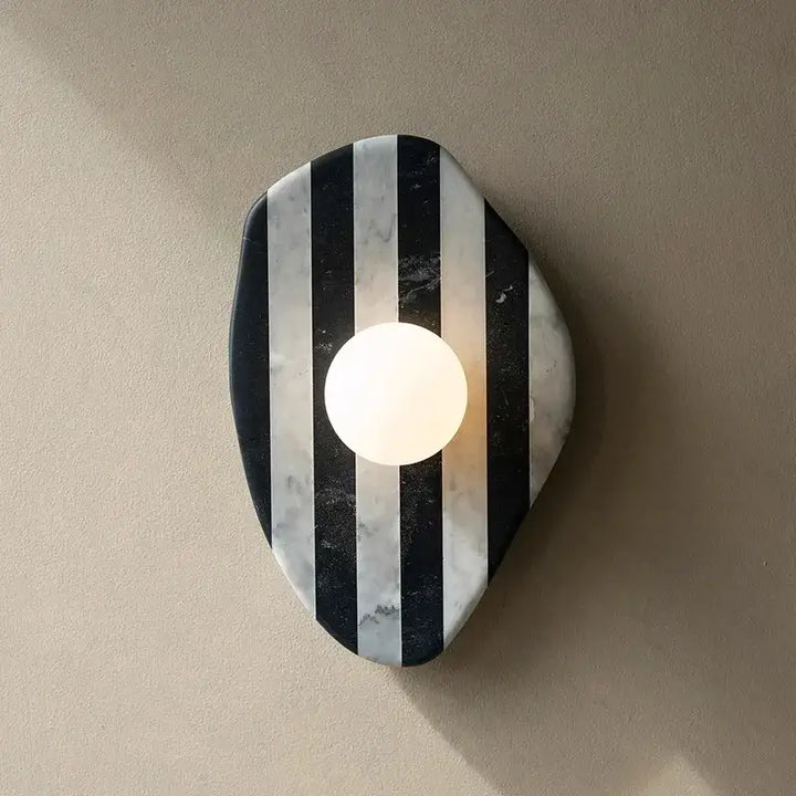 Applique murale rayé en noir et blanc

