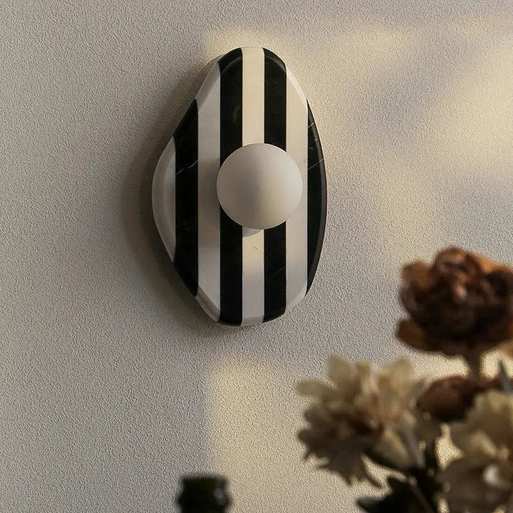 Applique murale rayé en noir et blanc

