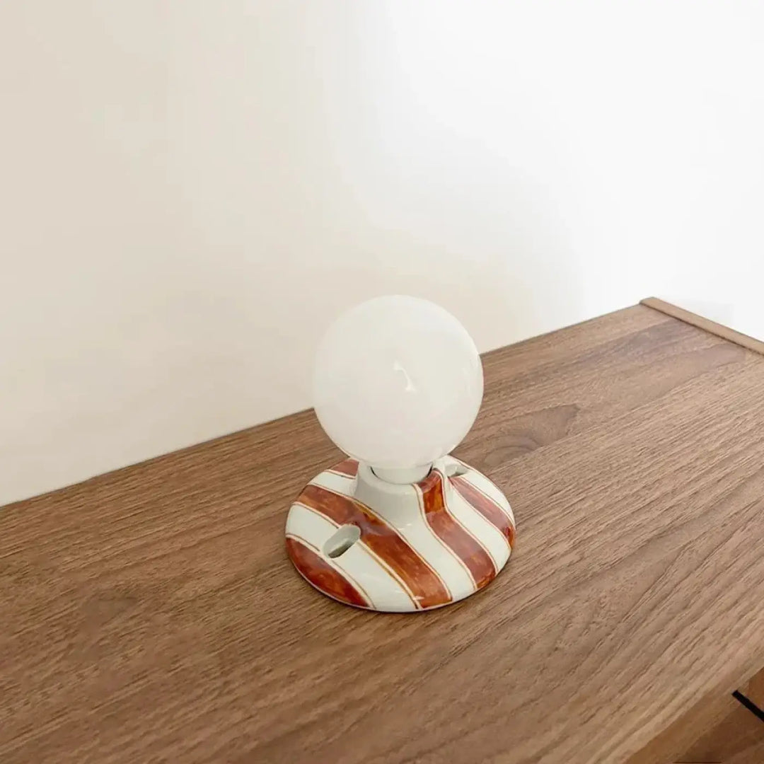 Applique Murale Rayée En Blanc Avec Du Bleu Ou Du Marron