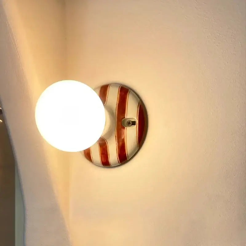 Applique Murale Rayée En Blanc Avec Du Bleu Ou Du Marron