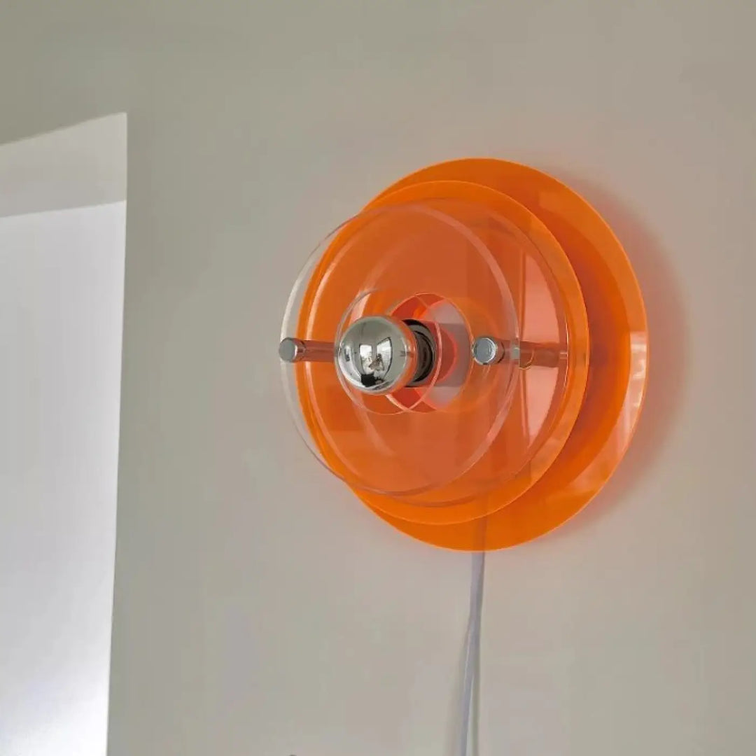 Applique murale azylo en acrylique translucide orange vif avec porte-ampoule en chrome poli style ufo flying saucer