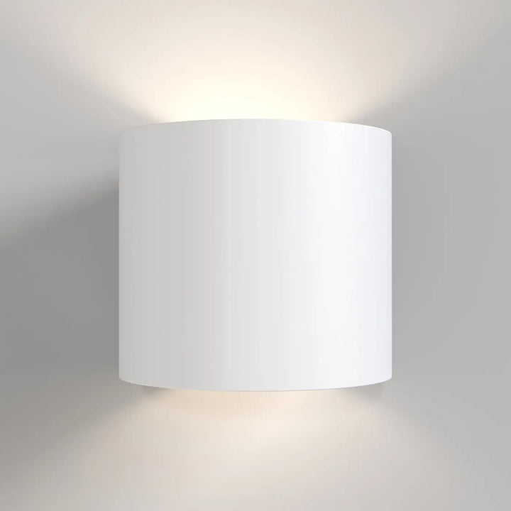 Applique murale rond cylindre en verre blanc avec finition lisse et brillante pour une lumière douce élégante