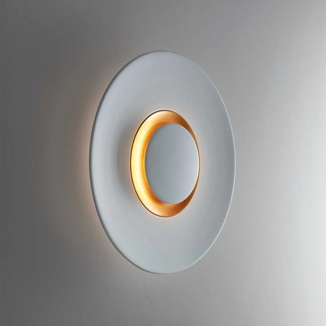 Applique Big Bang en aluminium blanc dans un intérieur