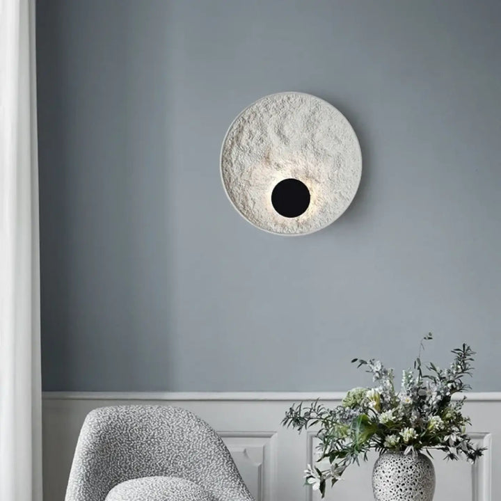 Applique Murale Ronde Effet Éclipse Blanc Style Sculptural