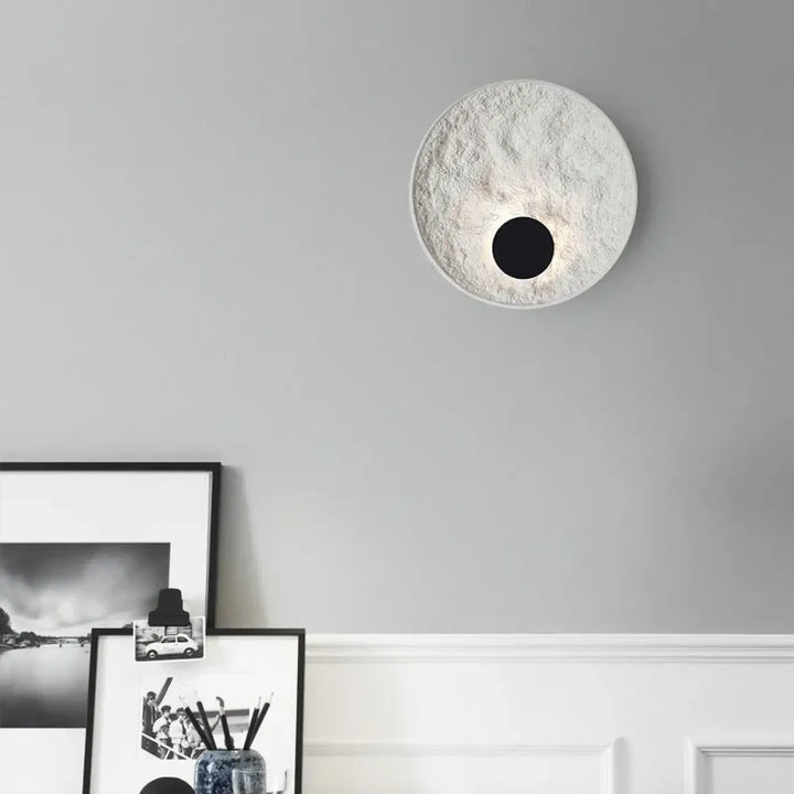 Applique Murale Ronde Effet Éclipse Blanc Style Sculptural
