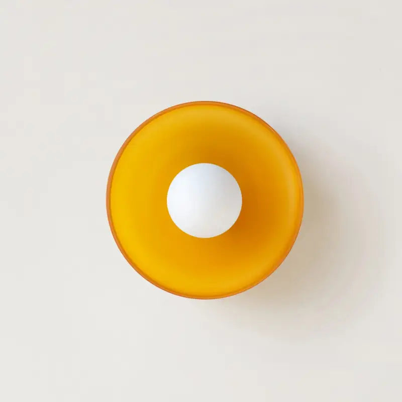 Applique murale ronde en verre avec une boule blanche

