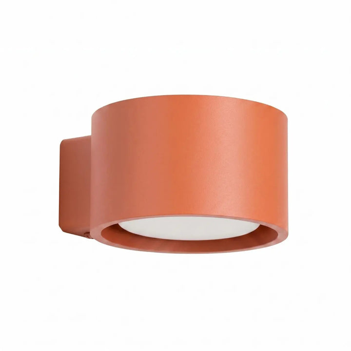 Applique murale ronde ocre rouge vue de trois quarts sur fond blanc