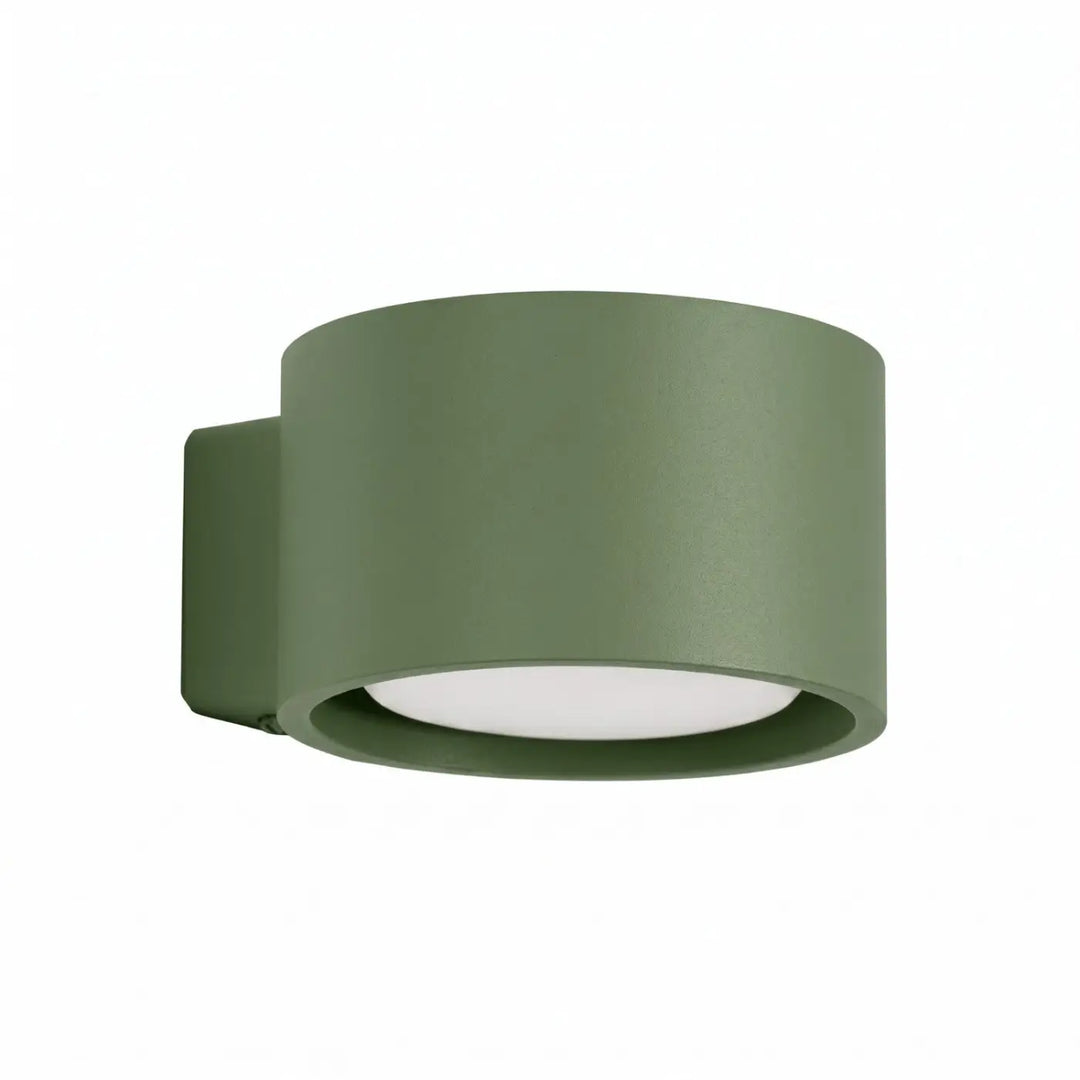 Applique murale ronde vert olive vue de trois quarts sur fond blanc