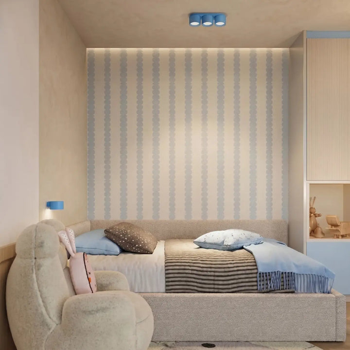 Applique murale bleu clair dans un intérieur contemporain