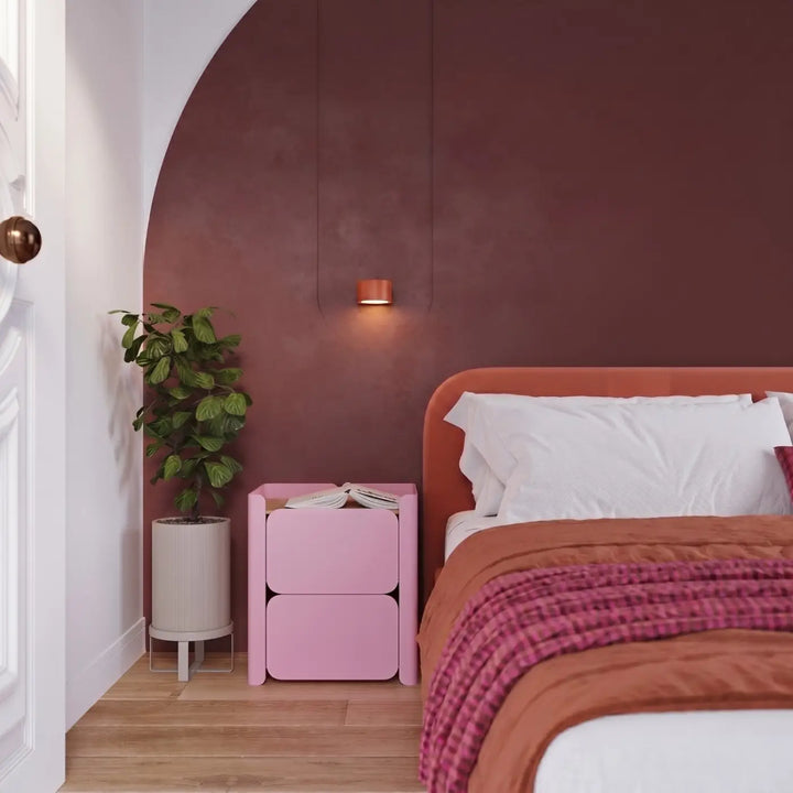 Applique murale ocre rouge dans un intérieur contemporain