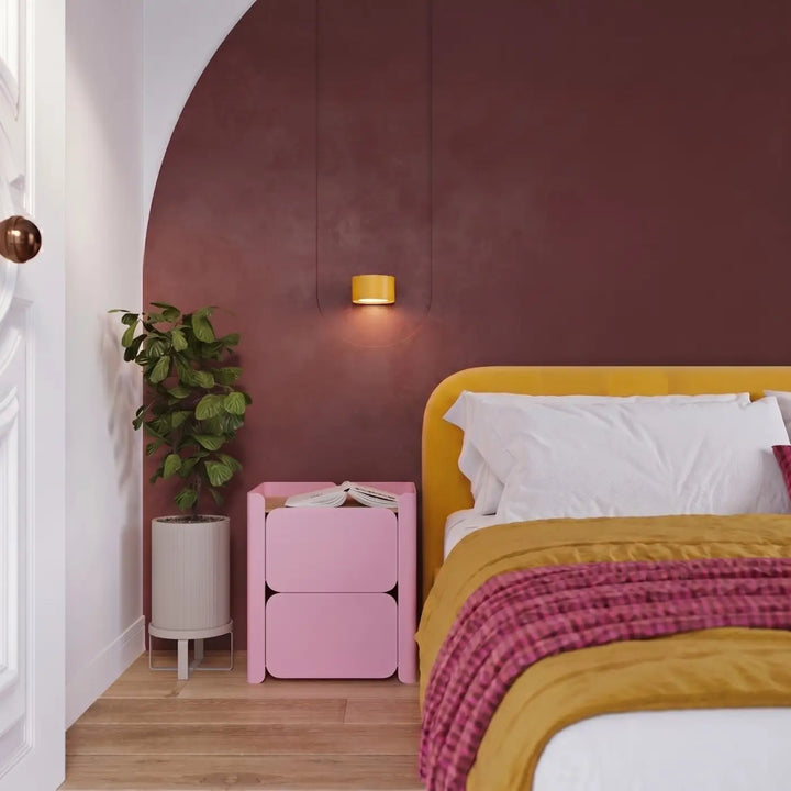 Applique murale jaune dans un intérieur contemporain
