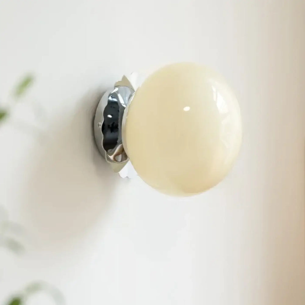 Applique murale sally lumineuse sphérique crème avec base chrome poli pour éclairage mural élégant