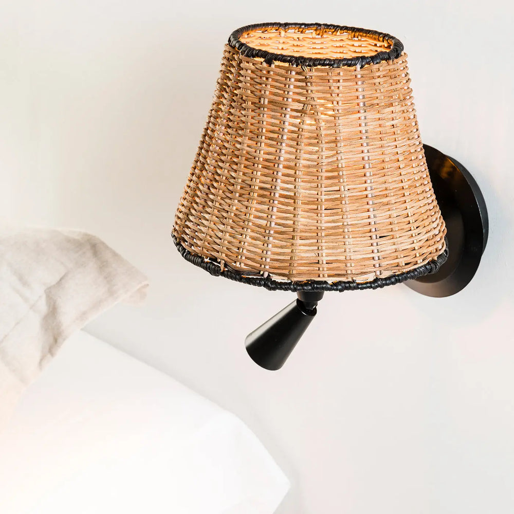 Applique Sumba avec liseuse en rotin dans un intérieur