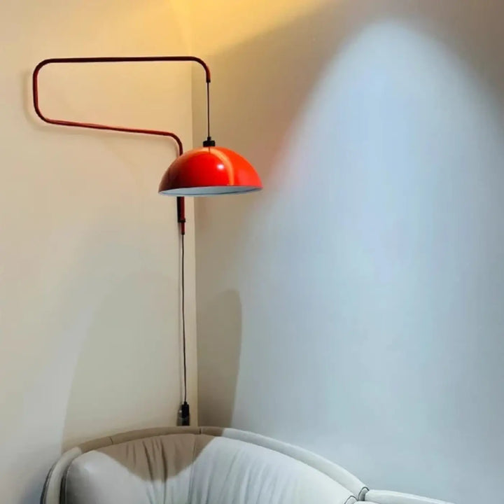 Applique murale rouge avec bras courbé