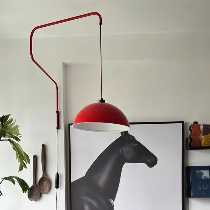 Applique murale rouge avec bras courbé