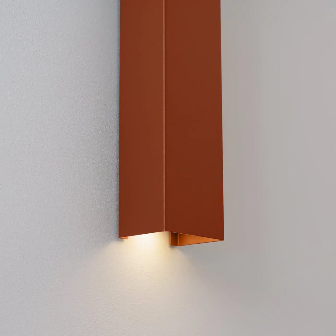 Applique murale freya 90 en rouge ocre avec finition mate terracotta et lumière chaude dans la collection freya compose d’appliques murales cinq coloris