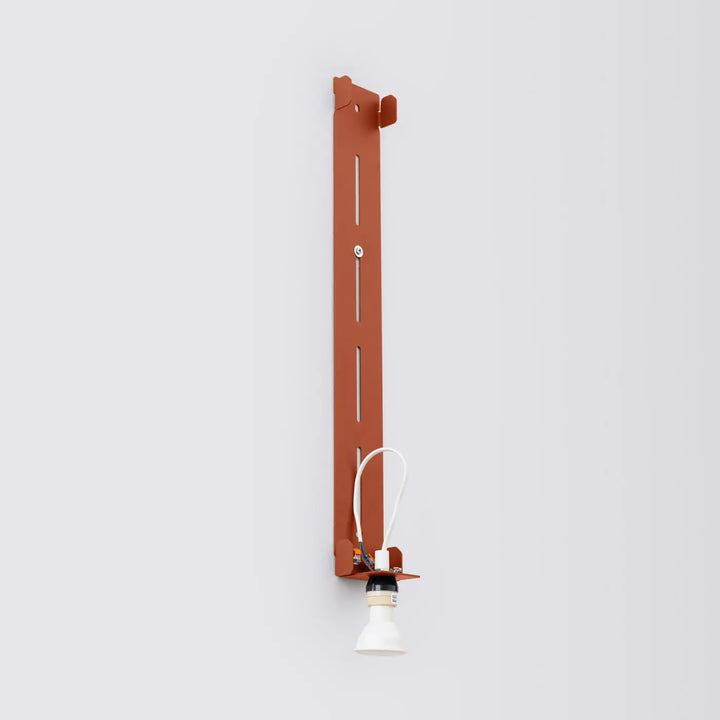 Applique murale rustique freya 150 rouge ocre avec abat-jour blanc et câblage apparent collection cinq coloris minimaliste