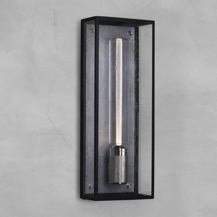 Applique murale Caged Wet en finition acier, cage en métal noir mat et verre #couleur_argent