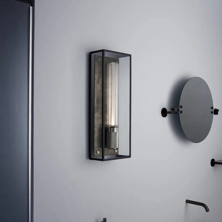 Applique murale Caged Wet en finition grise dans une salle de bains #couleur_gris