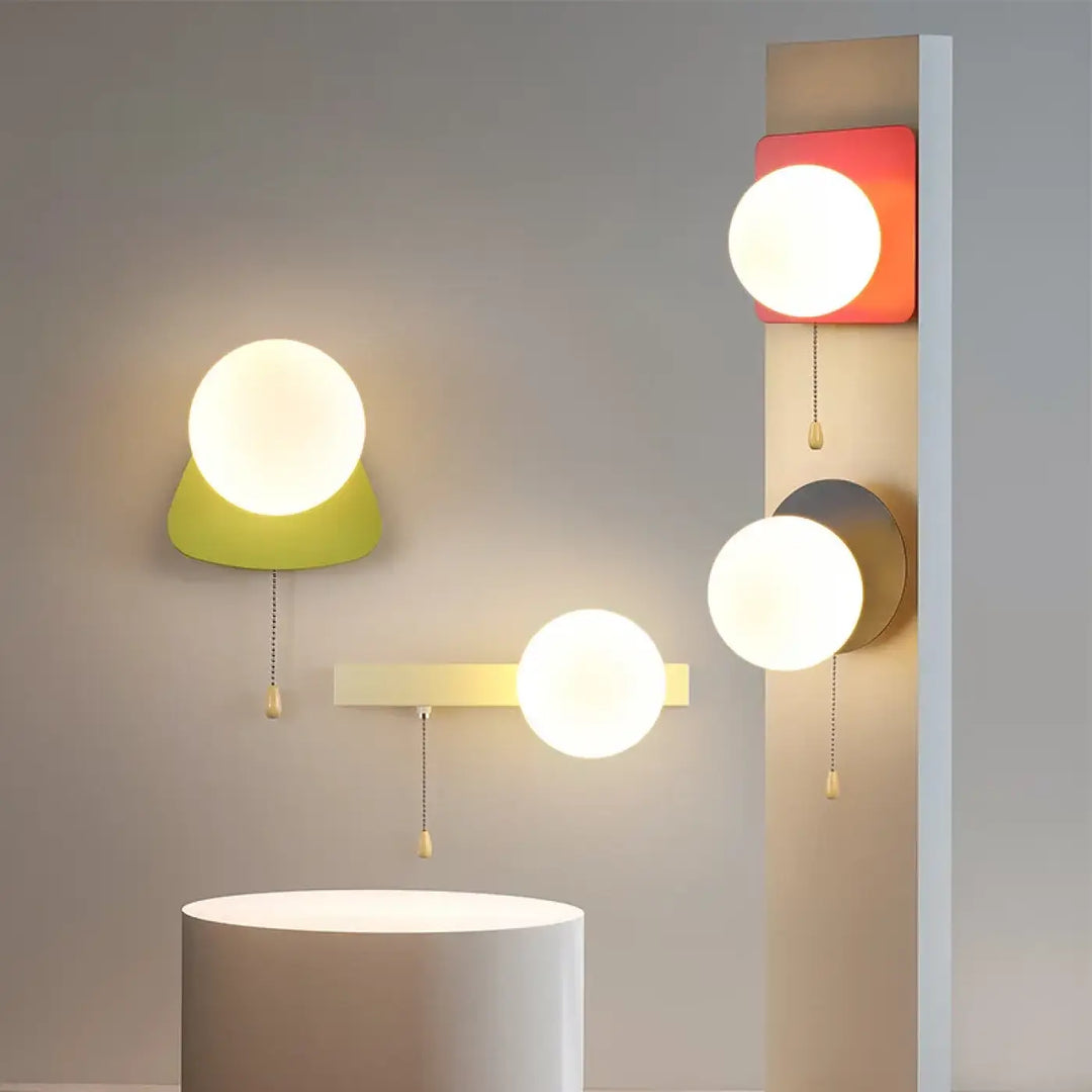 Applique murale klink moderne avec bases sphériques mat finition lime vert, corail rouge et laiton brossé