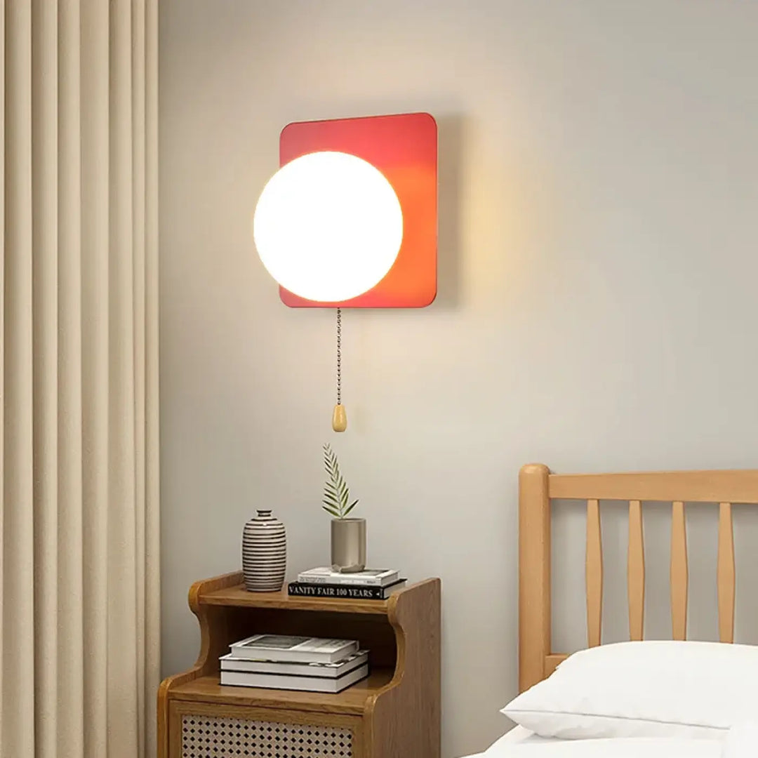 Applique murale klink moderne avec ampoule circulaire blanche lumineuse sur plaque carrée rouge-orange et chaîne à tirer