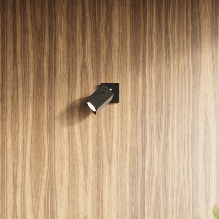 Applique murale noir sur un mur en bois
