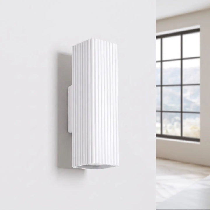 Applique murale Rayo en aluminium blanc à réflecteur rainuré, éteinte